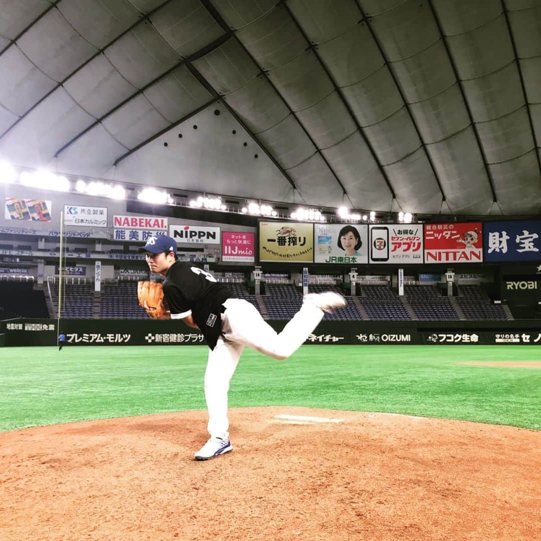 中村福之助さんのインスタグラム写真 - (中村福之助Instagram)「６年ぶりの東京ドーム⚾️ 前回は野球部現役バリバリだったのですが今回は終わってから全身筋肉痛です😅 試合は大逆転勝利でした🏆 成績は… 2打数1安打チャンスでツーベースヒット打てました‼︎ ピッチャーも先発の幸四郎のお兄さん、児太郎の兄から引き継ぎ2イニング東京ドームのマウンドから投げさせてもらい最高でした！！ 逆転につながるピッチングができたと思ってます😎  キャッチャーも始めて経験しました‼︎ あの景色は審判カメラですね笑  この興奮伝わるかな…笑  楽しかった❗️ 写真は試合終了後 歌昇のお兄さん、新悟のお兄さん、兄、鶴松くんと記念に1枚📸  #歌舞伎 #中村福之助 #草野球 #東京ドーム #深夜 #中村歌昇 #坂東新悟 #中村橋之助 #中村鶴松」8月15日 21時19分 - fukunosuke_3