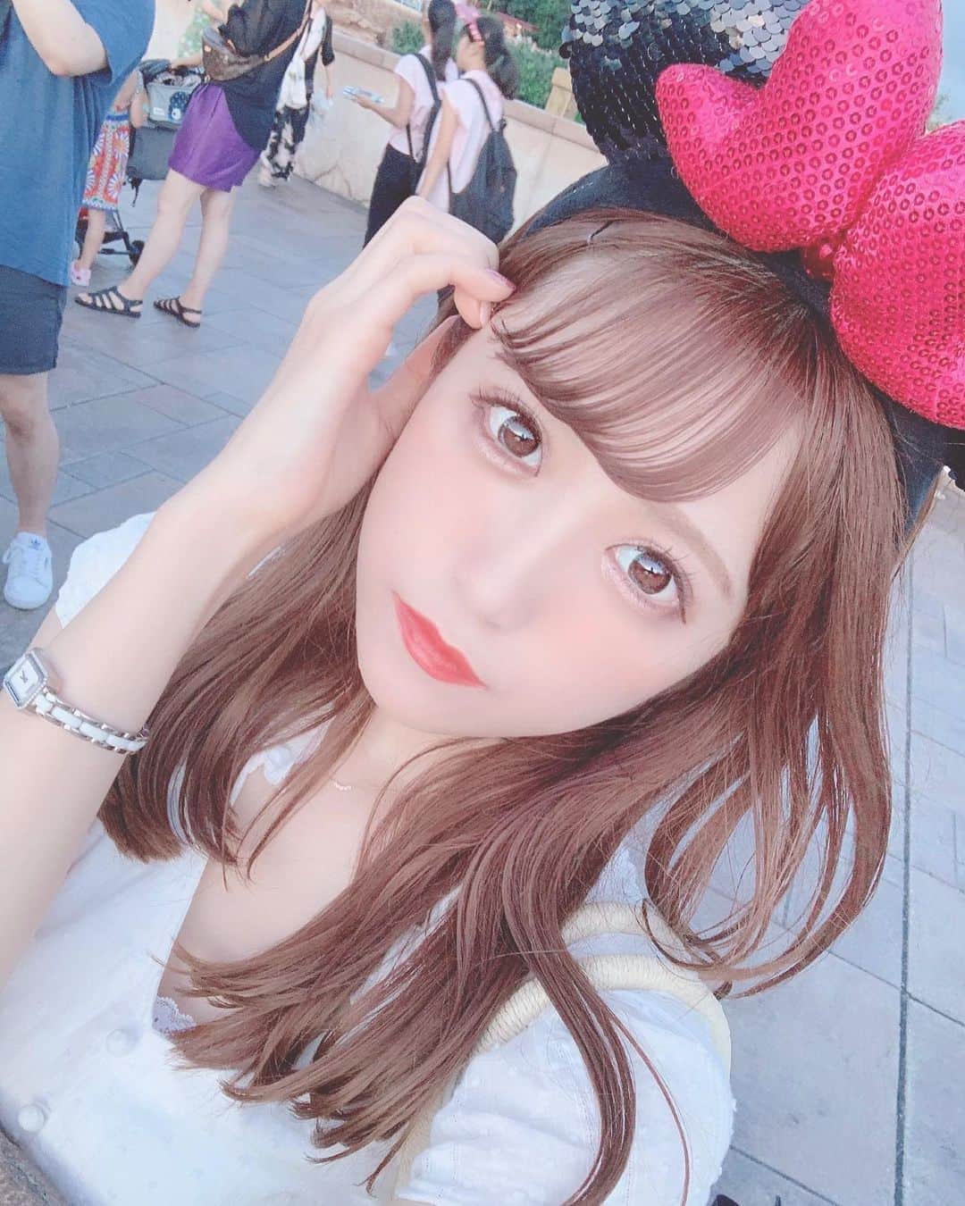 田口未彩のインスタグラム：「❤︎ . . 実家が最高すぎて実家に戻りたくなった😖😖おばあちゃんが神なの、だいすき🥺❤︎❤︎ . . #夏コーデ #コーデ #白ワンピース #白ワンピ #ワンピース #ワンピ #ロングワンピ #ディズニーコーデ #ディズニーシーコーデ #ミニーちゃんコーデ #大人女子 #大人コーデ #カゴバッグ  #セミロング #インスタ映え #映え #ディズニー #ディズニーシー #tds #REDYAZEL #マーメイドラグーン #ディズニー写真スポット」