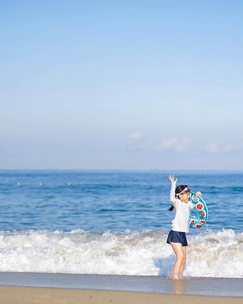 タビスルキッズのインスタグラム：「こんばんは😊 現在、「夏」を楽しんでいるお写真・動画を募集中です✨ 本日の #タビスルキッズ はこちら💕 📷@lisagasuuさん 🚩福井県・「水晶浜海水浴場」 🎙ご本人コメント ꕤ . 喜ぶ 泳ぐ もう1回行くよついて来てよ😎 . . 🏖️空いてるのは朝7時前だから😁﻿﻿﻿﻿﻿ ＊＊＊＊＊＊ 「朝7時前からの海」チャレンジしてみたくなりました😊 素敵なお写真ありがとうございます💕」