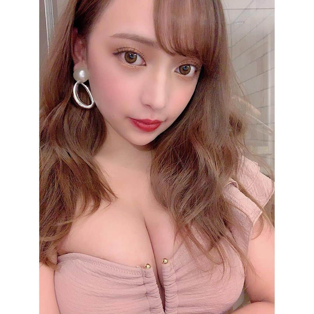 平尾優美花（ゆみちぃ）さんのインスタグラム写真 - (平尾優美花（ゆみちぃ）Instagram)「🍬 ヘアメイクでお世話になってた、 (@yuzuko_makeup) (@meguu_chu) が、手掛けた新コスメブランドの リップが…可愛いすぎる🤔💛 . 2番と4番が特にお気に入り❤︎ . 一度塗りでしっっっかり発色するの💄 . 3枚目からの自撮りは1.2.3.4の順番です、 2枚目の腕に塗った感じは、4.3.1.2の順番！参考になれば嬉しいな🤳👶🏻 #likeybeauty #cosmetics #lip #makeup」8月15日 21時22分 - hirao_yumika