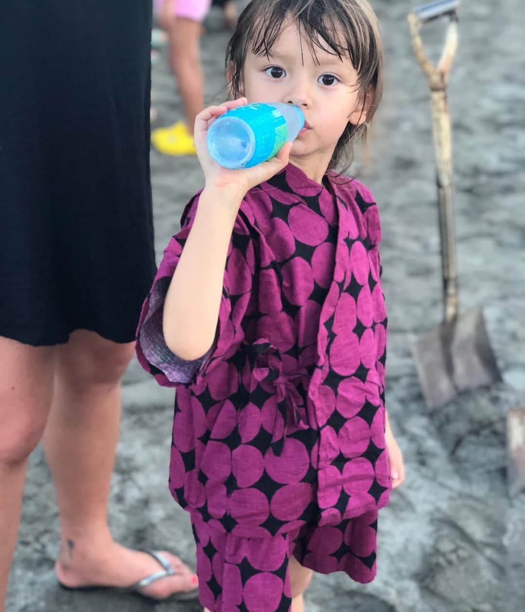 のインスタグラム：「ずーっと風邪引き連鎖なお盆休み。 なので色々作戦変更。  少しだけど海にも行けたし、 @akemi.1177 ちゃんからいただいた @b_and_b の甚平を 来て盆踊りへもいけた。 可愛くて 着心地も良さそうで素敵。  夏の思い出 ありがとう😊」