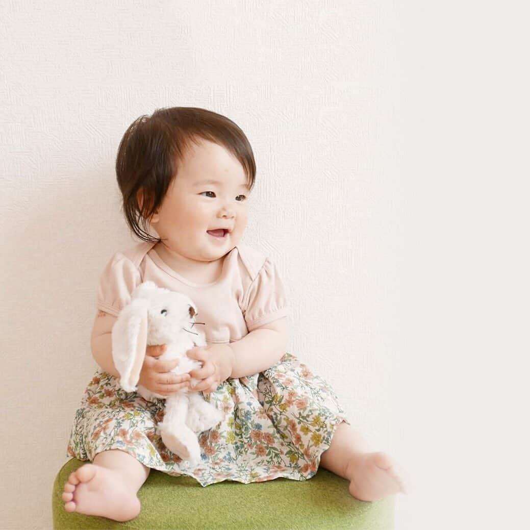 かわいいベビー服・子供服Babychuさんのインスタグラム写真 - (かわいいベビー服・子供服BabychuInstagram)「【今日だけ❗️「エプロンスカート&パフボディ」購入でラウンドリボンもらえる🎁✨】 . べびちゅでしか買えない自慢の可愛さ♥️べびちゅオリジナル『エプロンスカート＆パフボディ』👶💕 🎀購入の方に大人気ヘッドアクセ「ラウンドリボン」をプレゼント🎀 . 見た目はワンピースみたいなのにエプロンみたいに取り外せる巻きスカートで2WAY楽しめるオシャレなボディスーツ🥰 べびちゅモデルちゃんたちにもたーくさん着ていただいてる大人気アイテム😲🌈 . 🎀ぷっくりお袖がかわいいボディは綿100%&安心の日本製 🎀生地もやわらかく着心地がよいのもポイント！ 🎀そんなオシャレなボディスーツはラウンドリボンとも相性⭕️ . 💌条件💌 ご購入時、備考欄に必ずキーワードをご入力くださいね . 👇️キーワード👇️ -------------- ループス -------------- . 🚨以下もご確認ください。 . 【ご自宅用でご購入の場合】 ⭐️「エプロンスカート＆パフボディ」と一緒に「ラウンドリボン」をお届けします。 . 【ギフトとしてご購入の場合】 ⭐️ギフトを直送する場合：ギフトラッピングに同梱します。 ⭐️ギフトをご自宅にお送りする場合：ギフトラッピングに同梱を希望しない場合のみ、備考欄にその旨をご入力下さい。 . 🚨プレゼントのラウンドリボンの色は選べません。スタッフにおまかせくださいね🎵 . 📣本日8月16日(金)23:59まで⏰ キーワード「ループス」を忘れずに😘☝️ . . #べびちゅオリジナル #ループス #LOOPS #ループスコーデ #ボディスーツ #ロンパース #べびちゅ #babychu #ig_kidsphoto #ig_babyphoto #かわいい #子供服 #ベビー服 #親バカ部 #女の子 #男の子 #娘 #息子 #赤ちゃん #ベビーコーデ #キッズコーデ #ベビーファッション #キッズファッション #出産祝い #baby #babychujp」8月16日 8時21分 - babychu2014