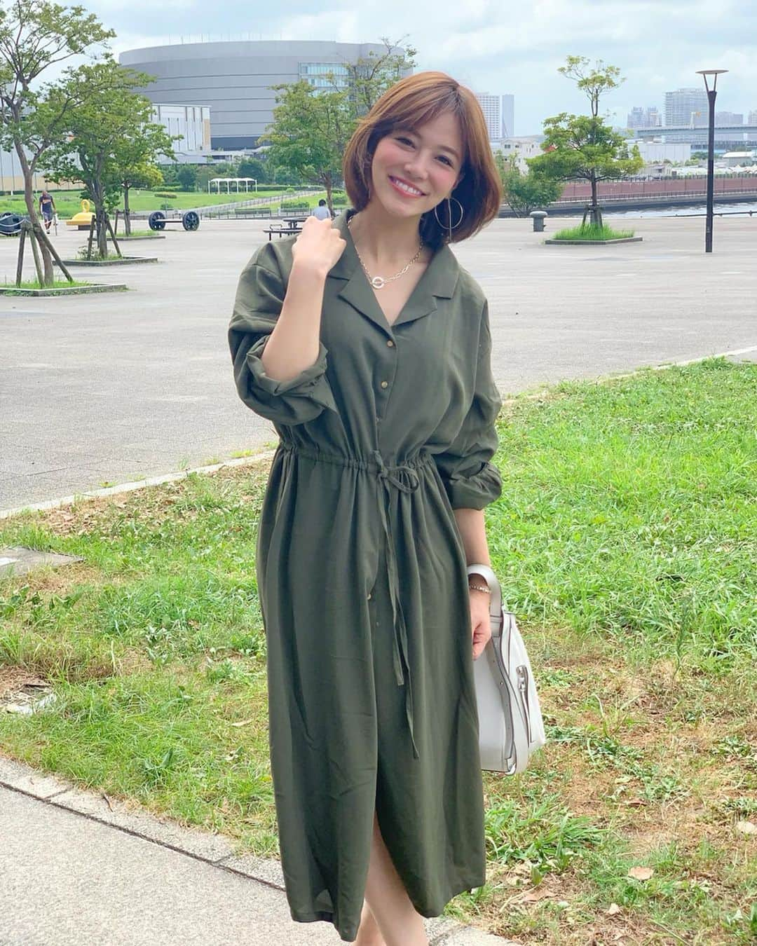 石井里奈さんのインスタグラム写真 - (石井里奈Instagram)「おはよん☺️💕 . 昨日は台風で風と雨がすごかったですね😂みなさん大丈夫だったでしょうか？ . そんな今朝は通勤コーデ🌞 . 通勤コーデでよく着てるシャツワンピ😍今回は珍しくカーキ色✨ . roomysのマムルークスリーブ2WAYSシャツガウンワンピース🥰✨ . スリーブが腕まくりしてるかのようなこなれ感でおしゃれなの✨ 休日はTシャツとデニムにこれをガウンとしてきてもいいよね😊💕 . お気に入りのシルバーアクセと合わせてみました☺️❤️ . 昨日はずっと見たかったコナンの新作映画をようやく見れました🥺✨✈️ やっぱりコナンって面白いね🥺 . さてさてラスト金曜日🍓 今日も一日頑張って行きましょう💕 . #りなまるコーデ #コーディネート #コーデ #通勤コーデ #シャツワンピ #シャツワンピース #roomys #roomys_style #カーキ #アースカラー #olコーデ #シルバーアクセ #コナン #名探偵コナン #ライオンキング #読者モデル #読モ #fashion #instafashion #ファッション #台風 #秋コーデ #お昼休み #ランチ #lunch #tgif #friday #お昼ごはん」8月16日 8時21分 - ri7tin1025