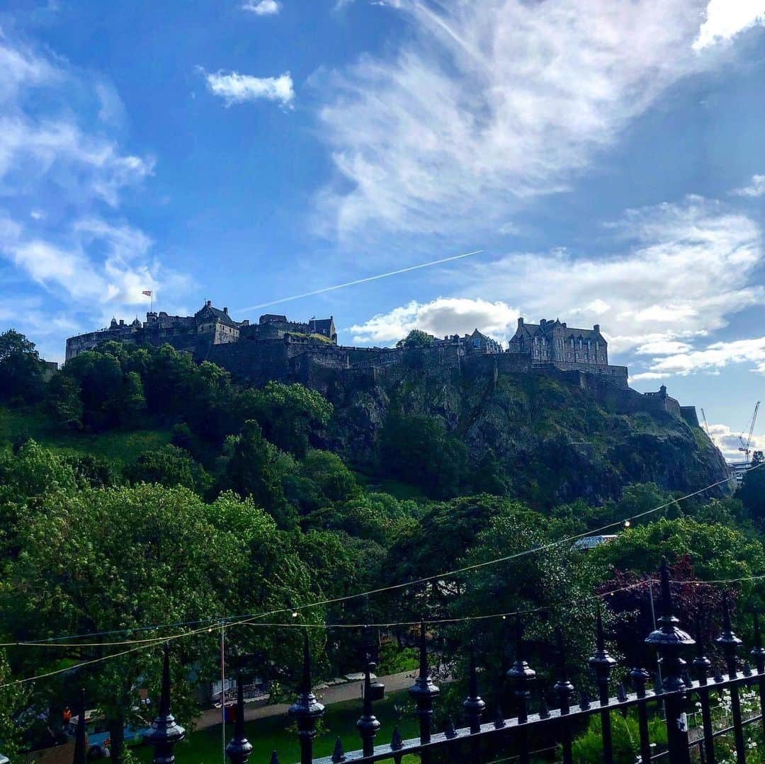 シネイド・ケアーのインスタグラム：「Home😊🏴󠁧󠁢󠁳󠁣󠁴󠁿 #Edinburgh #mostbeautifulcity」