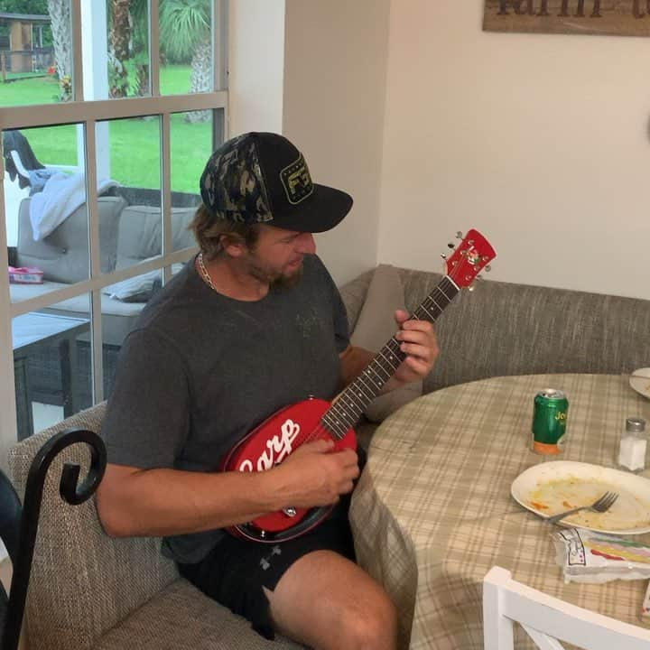 ブラッド・エルドレッドのインスタグラム：「I was feelin’ a little mid-dinner jam session.  Teaching these kids some real music!  #sickofoldtownroad #airguitarwithaguitar #retiredlife」