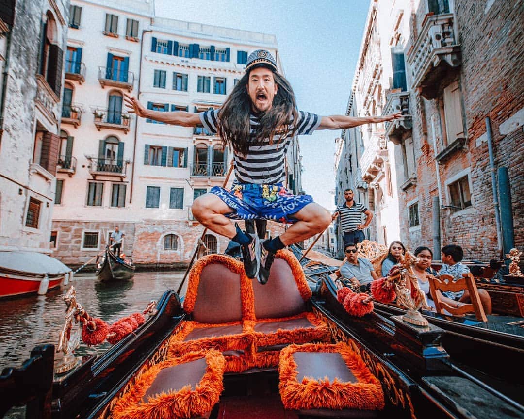 スティーヴ・アオキさんのインスタグラム写真 - (スティーヴ・アオキInstagram)「#aokijump #1005. The Gondola Down the Venice Canal Jump. Venezia Italia August 14 2019」8月16日 8時17分 - steveaoki