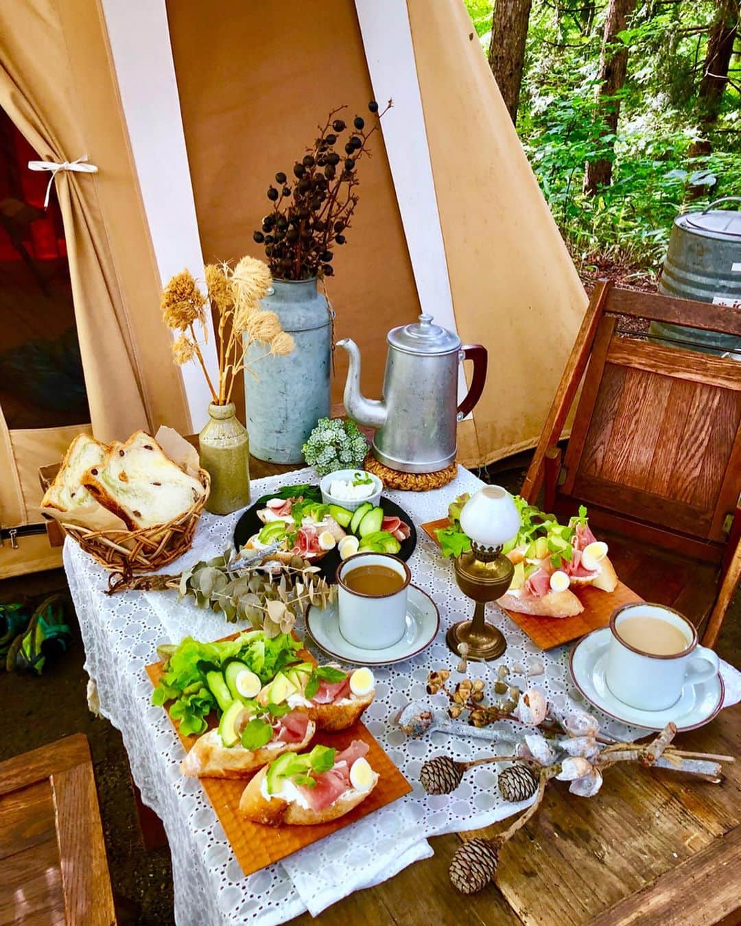 のインスタグラム：「#キャンプ#camp#camping #outdoor #キャンプ#アウトドア#キャンプ飯#cafe #カフェ#朝ごはん#instagood #instafood #外カフェ#外ごはん#女子キャンプ#女子キャンプ#outdoorlife#canon#7D#9000D * * 2019.8.15 * * 8.10-12 高ソメキャンプ場🏕💕 * *  今回のご飯シリーズは簡単でみんなが時間とらずに子供達うけするものをチョイス😆 * * 🍽一日目の夜は焼き鳥😋😋 ユニセラ並べ 私は炉端大将で🤣 いろんな種類の焼き鳥食べれてめっちゃ美味しかった❤️ * * 🍽2日目の夜は串カツ😋 １人３品必ず肉🍖は必須🤣 みんなでパン粉つける作業もあっとゆう間😆 * *  一瞬でなくなるほどみんながっつきまくりでまさか足りないんじゃ😅とヒヤヒヤしたけど綺麗に残さず完食でした😆👍👍👍 * * 🍽2日目の朝ご飯はみんなのおにぎり🍙✨✨ おにぎりって何個でも食べれちゃうよね😋😋 * *」