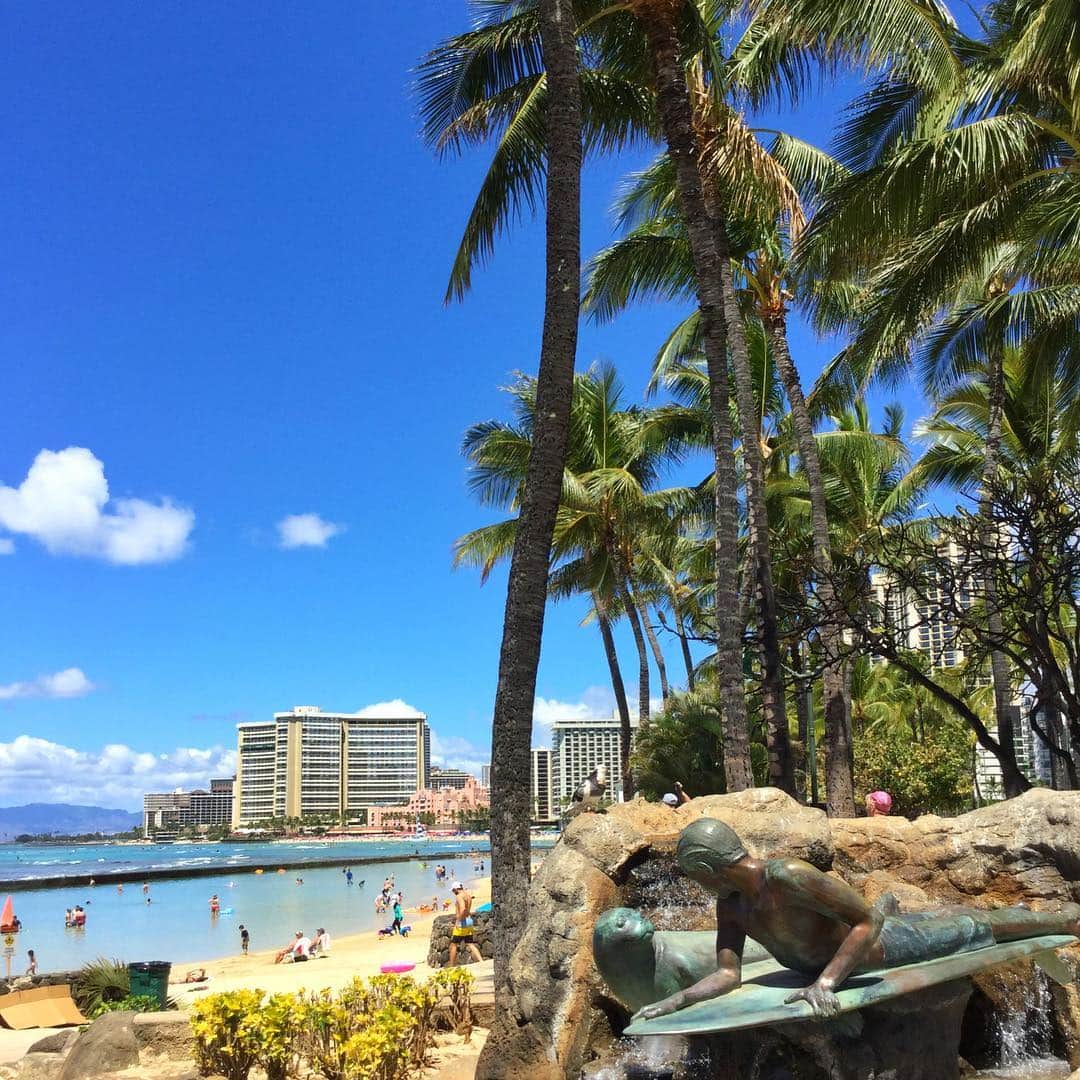 Belle Vie Hawaiiさんのインスタグラム写真 - (Belle Vie HawaiiInstagram)「ワイキキビーチに建つハワイアンモンクシールとサーファーの像🐢🏄‍♂️﻿ ﻿ フレッド・ヴァン・ダイクの「Makua Lives on the Beach」という﻿ 子供向けのストーリーがモデルだそう。﻿ ﻿ サンセットビーチに住むマクア少年と﻿ 彼のサーフィン仲間になるハワイアンモンクシールのキラのお話で﻿ ユニークな友情を通した﻿ ハワイアンのオハナ(家族)と海への愛と尊敬の象徴として﻿ 建てられたのだそうです💕﻿ ﻿ 仲良しな感じが銅像からも伝わってきますね😊﻿ ﻿ ﻿ ﻿ ﻿ ﻿ ﻿ ﻿ ﻿ ﻿ #belleviehawaii #hawaii﻿ #waikiki #waikikibeach﻿ #aloha #honolulu﻿ #makuaandkila﻿ #oahuhawaii #oahulife﻿ #hawaiilife #honoluluhawaii﻿ #ハワイ #ベルヴィー﻿ #ハワイ旅行 #ハワイ好き﻿ #ハワイ大好き #アロハ﻿ #ワイキキ散歩 #オハナ﻿ #ハワイ土産 #ハワイ行きたい﻿ #ワイキキ #ワイキキビーチ﻿ #ホノルル #ハワイ生活﻿ #ハワイ好きな人と繋がりたい」8月16日 6時53分 - belleviehawaii