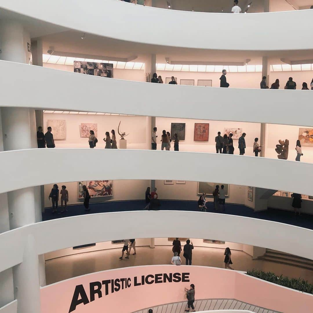 フリーディアさんのインスタグラム写真 - (フリーディアInstagram)「Everyone is an #artist , right? Got to visit the beautiful #guggenheim today and get inspired by all the artists and people watching! Need more museum days in my life. #2019goals みんなアーティストじゃない？今日は初めてグーゲンハイムに行けました。刺激沢山もらいました。もっと行かないとね♥️#🗽」8月16日 6時47分 - friediamn