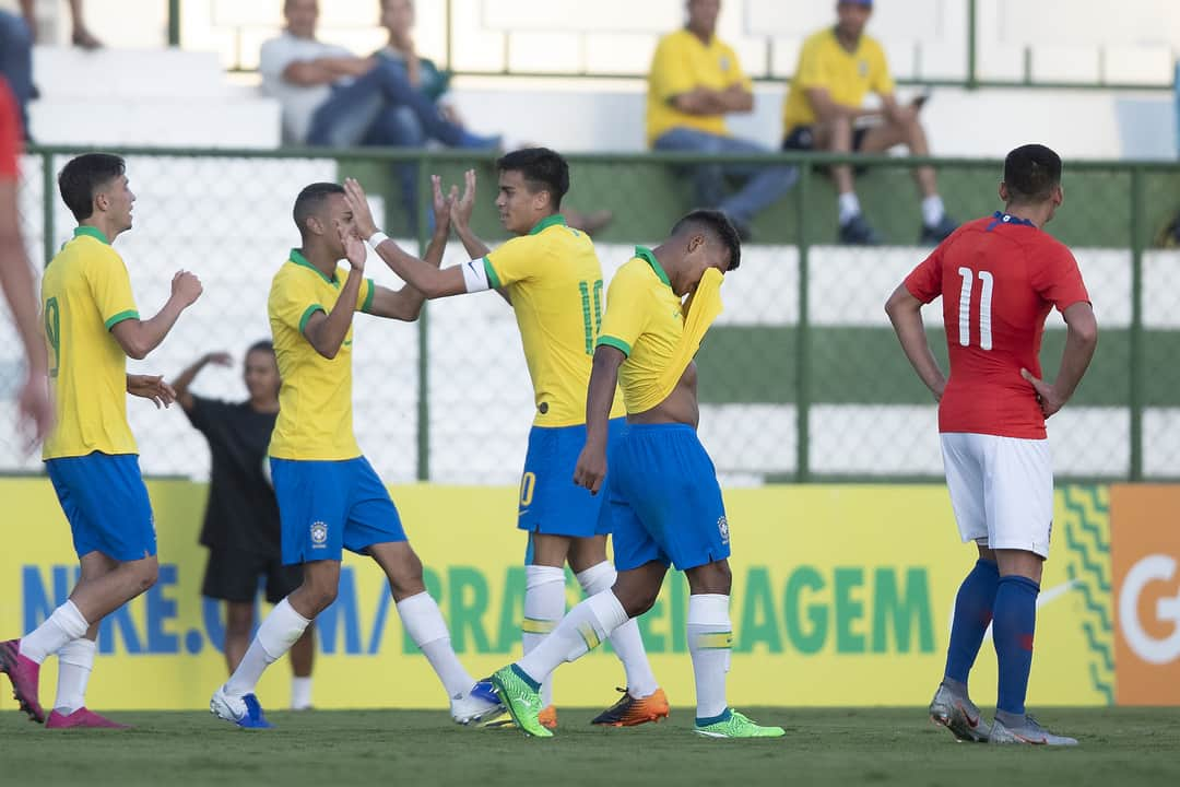 サッカー ブラジル代表チームさんのインスタグラム写真 - (サッカー ブラジル代表チームInstagram)「Triunfo em Goiânia! #SeleçãoSub17 passou bem no primeiro teste contra o Chile. Vitória por 2 a 1, com gols de Reinier e João Peglow. ⠀ É reta final de preparação para o Mundial, hein? ⠀ 🇧🇷 2 x 1 🇨🇱 | #JogaBola #BRAxCHI #GigantesPorNatureza ⠀ Fotos: @lucasfigfoto / CBF」8月16日 6時50分 - cbf_futebol