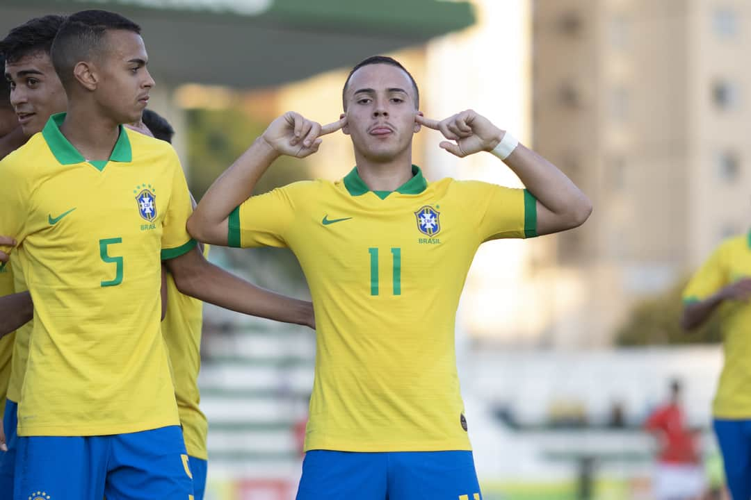 サッカー ブラジル代表チームさんのインスタグラム写真 - (サッカー ブラジル代表チームInstagram)「Triunfo em Goiânia! #SeleçãoSub17 passou bem no primeiro teste contra o Chile. Vitória por 2 a 1, com gols de Reinier e João Peglow. ⠀ É reta final de preparação para o Mundial, hein? ⠀ 🇧🇷 2 x 1 🇨🇱 | #JogaBola #BRAxCHI #GigantesPorNatureza ⠀ Fotos: @lucasfigfoto / CBF」8月16日 6時50分 - cbf_futebol