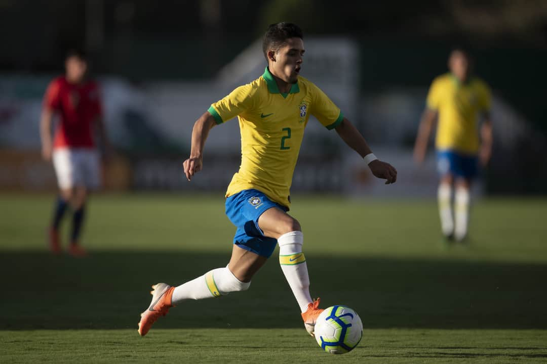 サッカー ブラジル代表チームさんのインスタグラム写真 - (サッカー ブラジル代表チームInstagram)「Triunfo em Goiânia! #SeleçãoSub17 passou bem no primeiro teste contra o Chile. Vitória por 2 a 1, com gols de Reinier e João Peglow. ⠀ É reta final de preparação para o Mundial, hein? ⠀ 🇧🇷 2 x 1 🇨🇱 | #JogaBola #BRAxCHI #GigantesPorNatureza ⠀ Fotos: @lucasfigfoto / CBF」8月16日 6時50分 - cbf_futebol