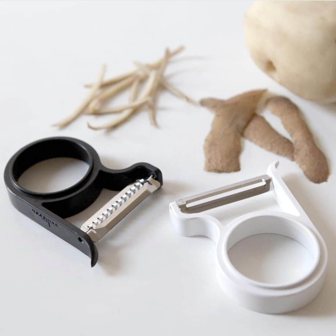 UchiCookのインスタグラム：「Peel smoothly and effortlessly! These Stackable Peelers fit comfortably in the palm of your hand with an ultra-sharp performance that (home)chefs love. Enhance your kitchen experience • www.uchicook.com ♨️ - #uchicook #streamgrill #stainlesssteel #vegetablepeeler #foodie #foodstagram #kitchentools #kitchenware #kitchenutensils #cookware #cooking #homechef」