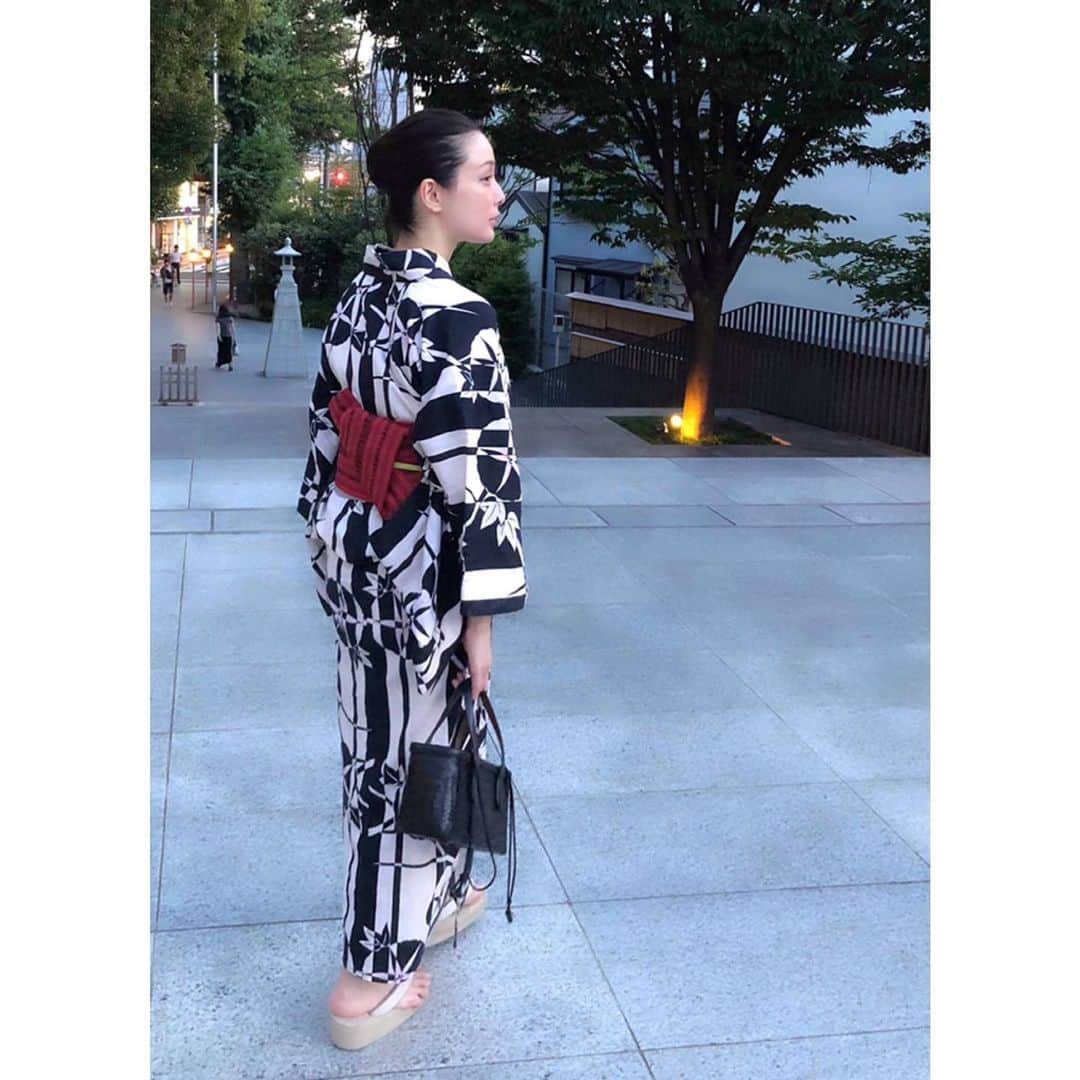 竹中友紀子のインスタグラム：「#大人の浴衣  #帯結び はすっきり #貝の口  浴衣が粋な柄行きなので、帯結びはシンプルに普段着っぽくさらりと着こなすのが今の気分♪」