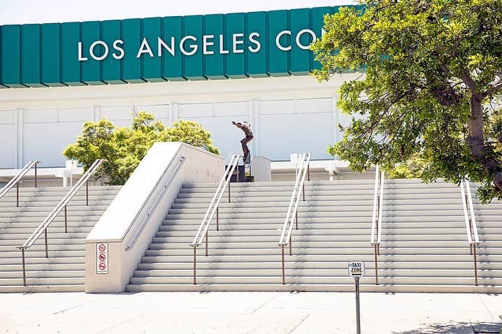 Vans Skateさんのインスタグラム写真 - (Vans SkateInstagram)「To commemorate @GeoffRowley’s lifelong dedication to skateboarding and legacy for pushing what’s possible on a skateboard, we’ve added a statue of him at the site of his iconic grind at the LA Convention Center.」8月16日 6時57分 - vansskate