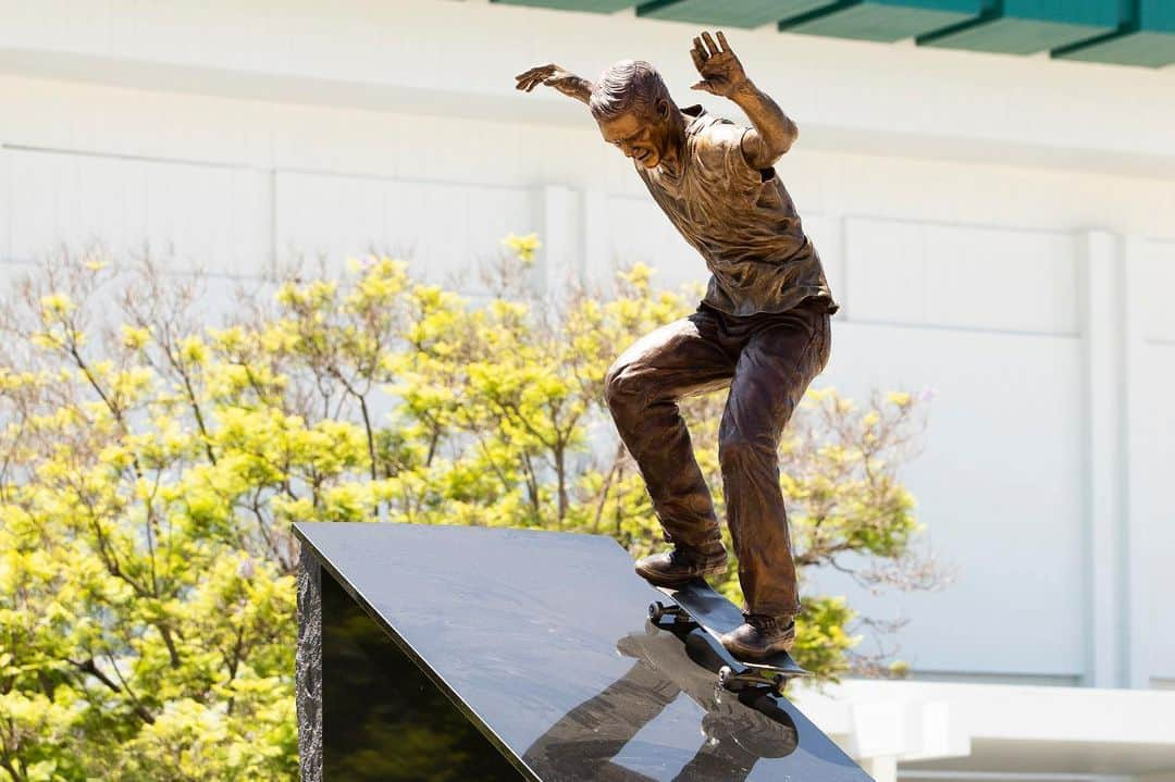 Vans Skateさんのインスタグラム写真 - (Vans SkateInstagram)「To commemorate @GeoffRowley’s lifelong dedication to skateboarding and legacy for pushing what’s possible on a skateboard, we’ve added a statue of him at the site of his iconic grind at the LA Convention Center.」8月16日 6時57分 - vansskate