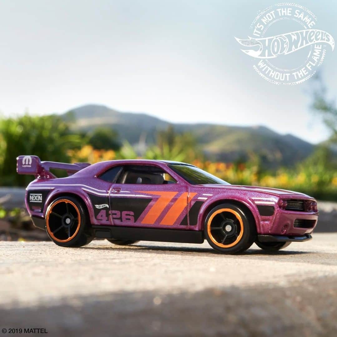 Hot Wheelsさんのインスタグラム写真 - (Hot WheelsInstagram)「Who’s ready to burn some rubber in the Dodge Challenger Drift Car from the NIGHTBURNERZ® mini-collection? #HotWheels #Dodge」8月16日 6時58分 - hotwheelsofficial