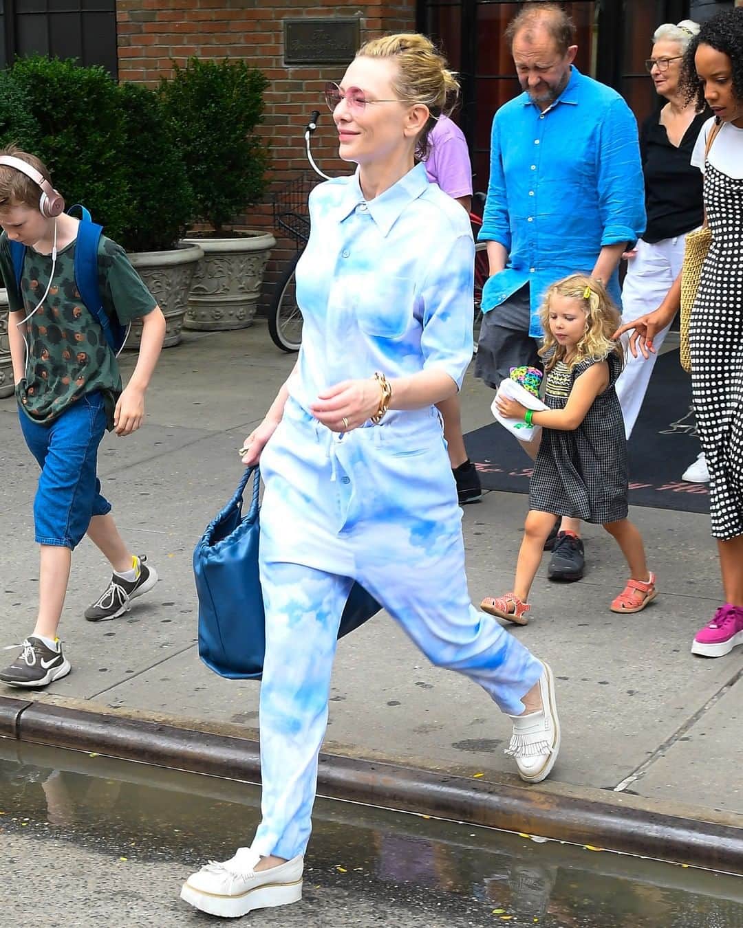 GQさんのインスタグラム写真 - (GQInstagram)「TO DYE FOR: Cate Blanchett looks every inch the psychedelic super mom in her vibed-up ensemble 🌀🌀 #BigFitoftheDay」8月16日 7時00分 - gq
