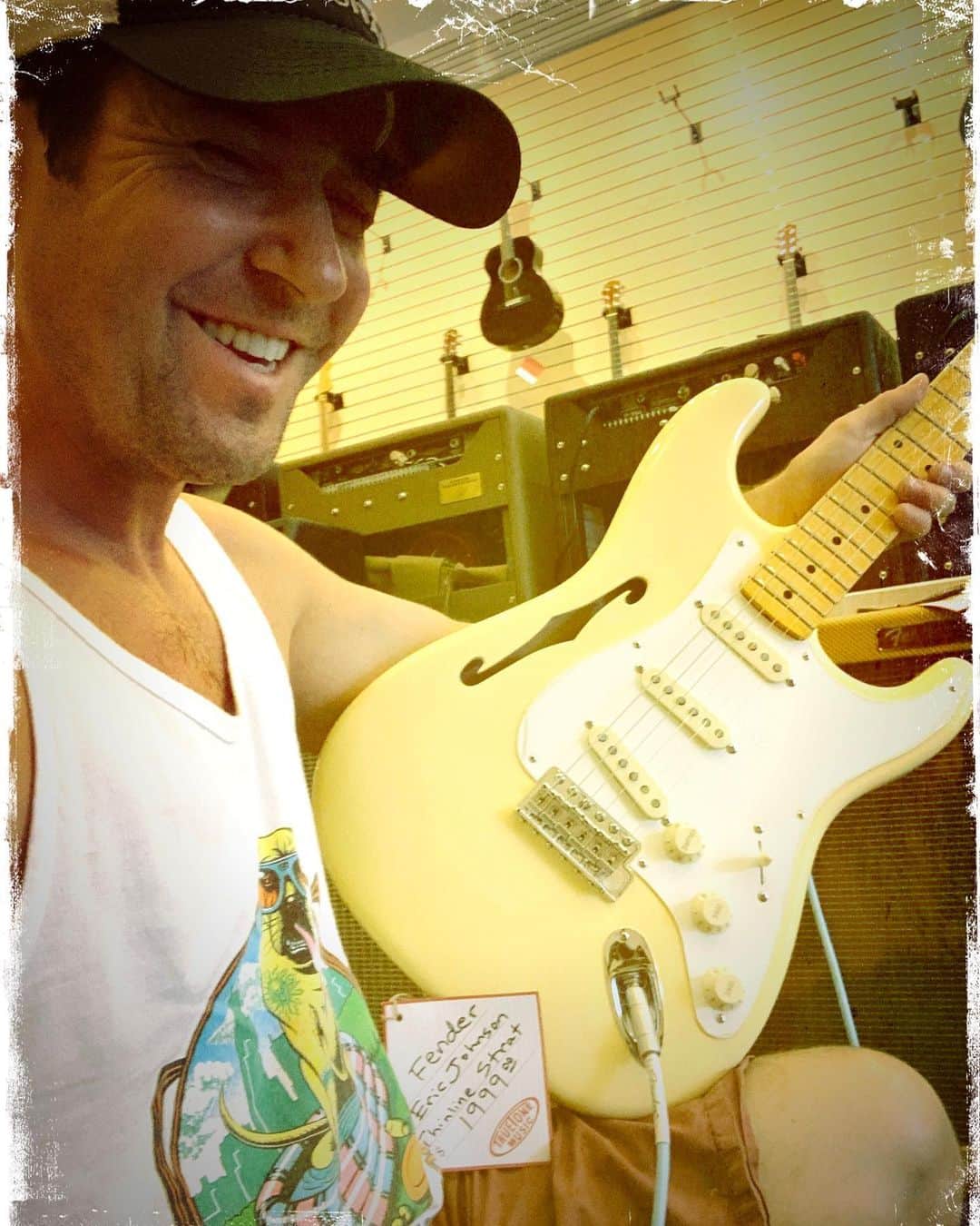 ロブ・モローのインスタグラム：「Fun rendezvous w/this sweet thang @officialericjohnson @fender hollow body #stratocaster @truetone_music my local hang」