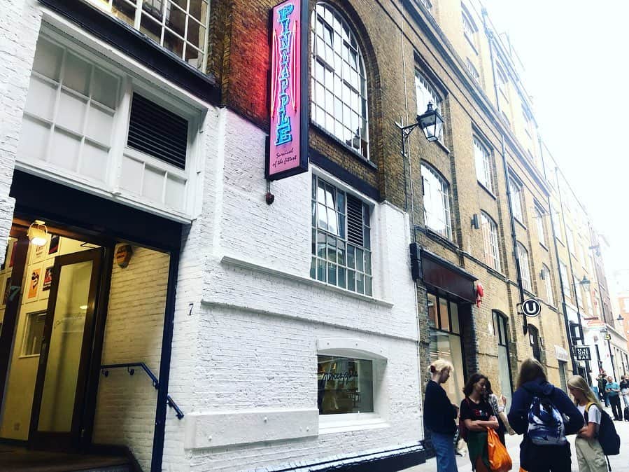 のインスタグラム：「I went to Dance school.  ずっと行きたかったダンスにやっと行けました💃😭✨ 英語の勉強にもなるし、楽しいし月1で通いたい!! #pineapplestudios #dance #london」