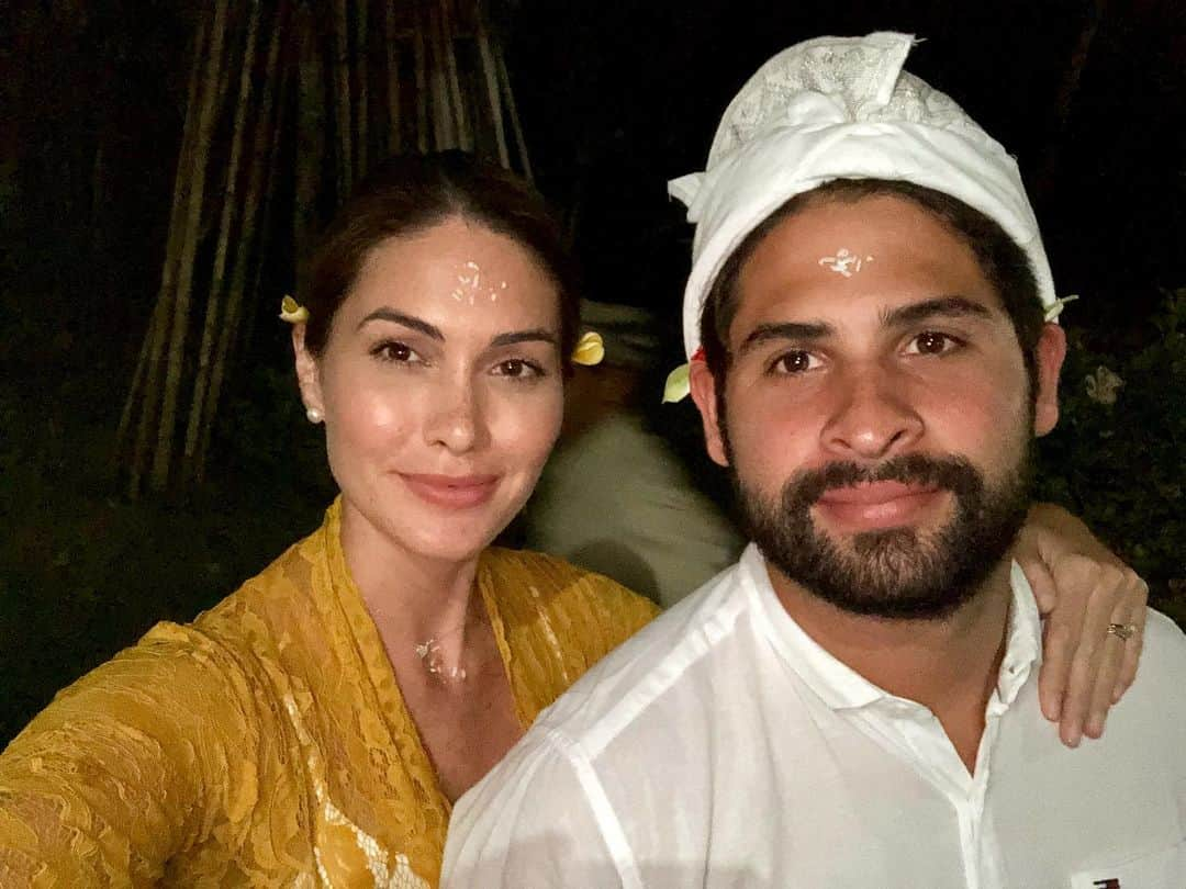 María Gabriela Isler Moralesさんのインスタグラム写真 - (María Gabriela Isler MoralesInstagram)「#TBT junto a mi compañero de aventuras @albertoadft 💛. • Durante nuestro viaje a #Bali estuvimos presente mientras celebraban el Galungan (inicio de la festividad) y el Kuningan (fin de la misma), celebración que dura un par de semanas donde sus habitantes le rinden honor a sus ancestros con distintos tipos de ofrendas, música y hermosas ceremonias✨. • Para poder sumarnos y presenciar sus encuentros en el templo, debíamos vestir igual que ellos para respetar su festividad, y poder ser parte de ella. Entre cantos, bailes, inciensos, y flores, oran al cielo deshojando cada flor, mientras colocan los pétalos detrás de sus orejas, agradecen por todas las bendiciones han recibido 🙏🏼, y luego hojas frescas sirven para darte de beber agua purificada de sus templos. • ¡Gracias por complacerme, sé que prefieres andar en moto! Te amo @albertoadft ♥️ #GabbyOnTheGo #love #Pray」8月16日 7時46分 - gabrielaisler