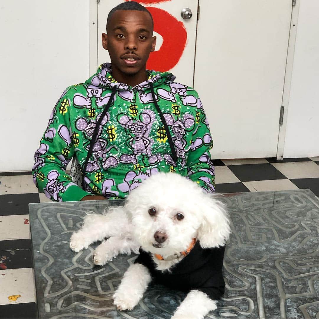 Lil Buckさんのインスタグラム写真 - (Lil BuckInstagram)「Took @coco_le_fluff to visit the @keithharingfoundation We both had fun & learned a lot as you can see. SWIPE LEFT ⬅️ 𝒉𝒂𝒊𝒓 𝒃𝒚 @iamtjromeland #favoritestreetartist #keithharing #cocolefluff」8月16日 7時40分 - lilbuckdalegend