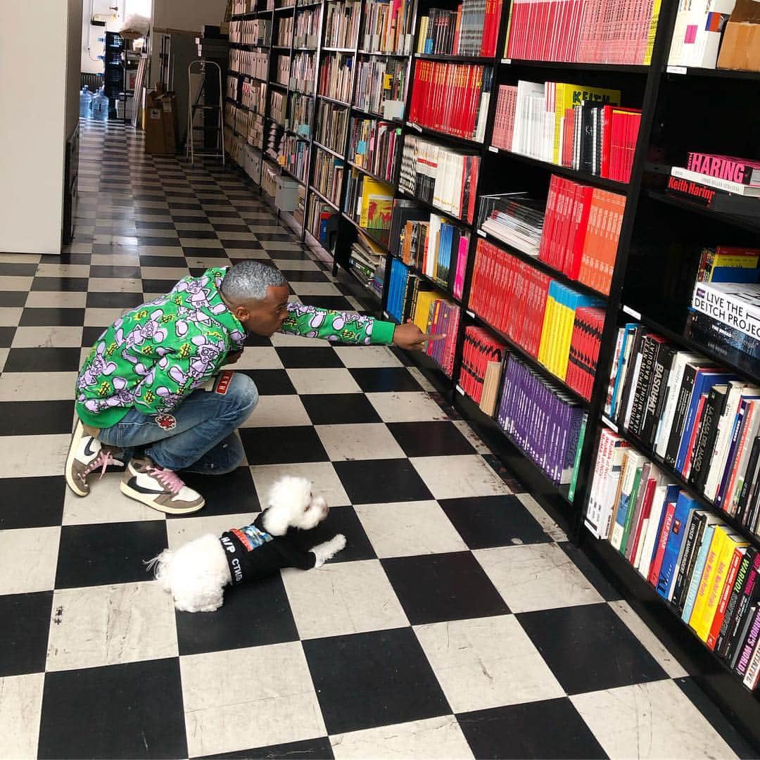 Lil Buckのインスタグラム：「Took @coco_le_fluff to visit the @keithharingfoundation We both had fun & learned a lot as you can see. SWIPE LEFT ⬅️ 𝒉𝒂𝒊𝒓 𝒃𝒚 @iamtjromeland #favoritestreetartist #keithharing #cocolefluff」