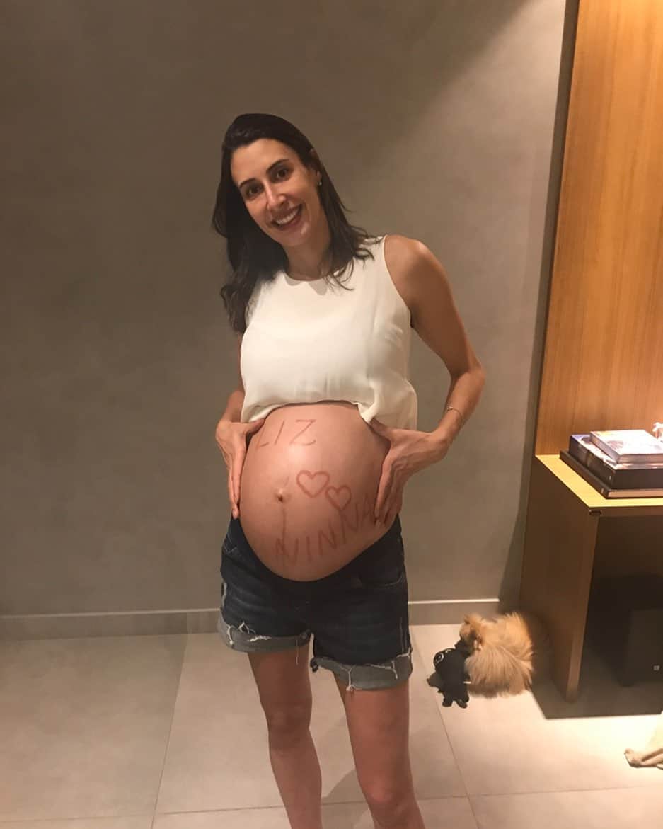 シェイラ・カストロのインスタグラム：「E no dia da gestante #tbt pra este barrigão!!! #diadagestante #37semanas #albumdalizeninna」