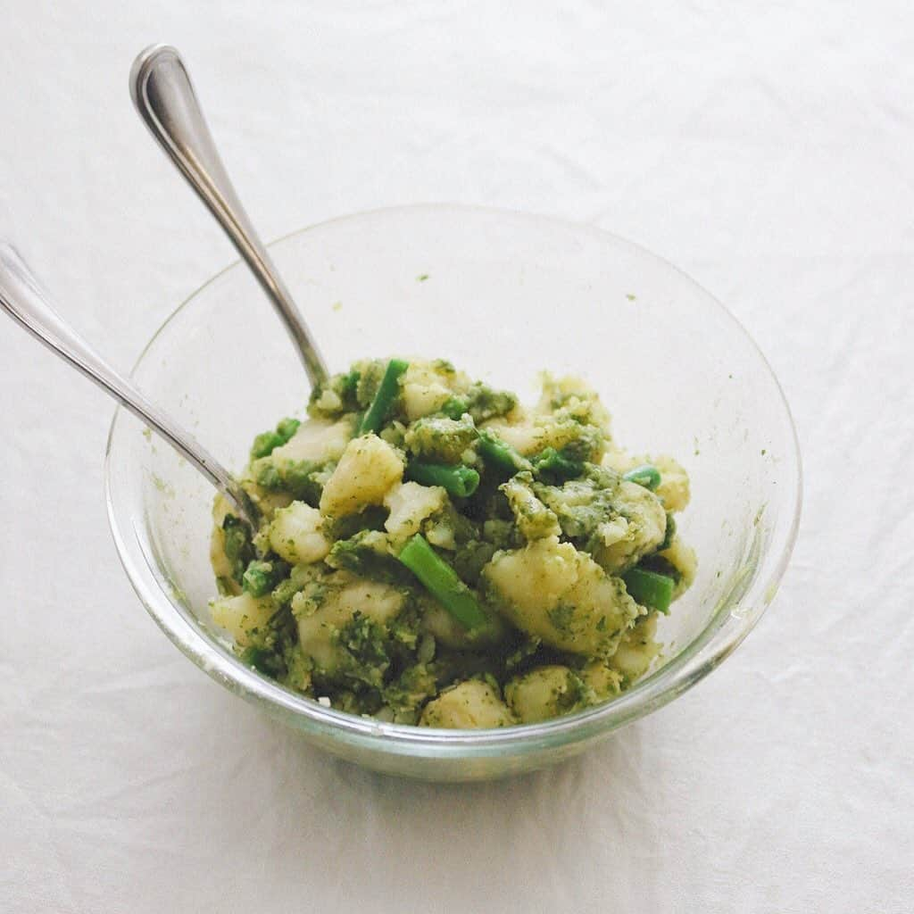 樋口正樹さんのインスタグラム写真 - (樋口正樹Instagram)「Potato salad . 茹でたポテトと インゲンを加え バジルソースで 和えたポテサラ。 . . #ジェノベーゼポテト #バジルソース #ジャガイモ料理 #温サラダ #pestogenovese #potatosalad」8月16日 7時46分 - higuccini