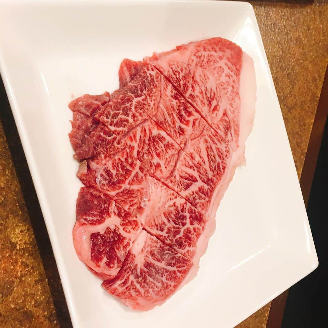 金巻ともこさんのインスタグラム写真 - (金巻ともこInstagram)「ちょっといい肉。一緒に行った人ふたりが競うように？焼いてくれた。うまかった。 #焼肉 #まうみ #成増 #おそとごはん金巻」8月16日 7時59分 - tomotomoco