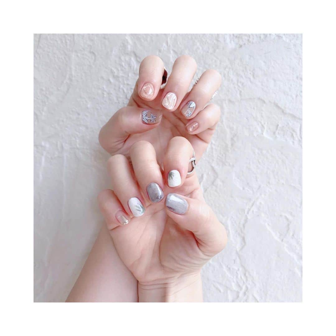 のインスタグラム：「. 今回も可愛くしてもらった 💅 来週から我が家の夏休み後半戦 湖・川・海 🏖 #ショートネイル #ジェルネイル」