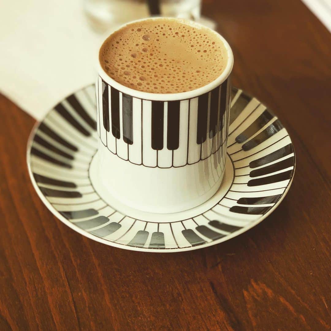 安倍吉俊のインスタグラム：「現地はもう夕方ですが、昼食の時のturkish coffee。器がオシャレ。おいしかった」