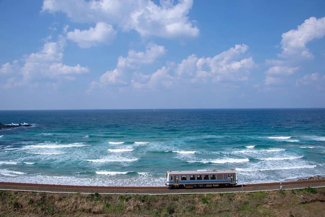 Satoyama推進コンソーシアムさんのインスタグラム写真 - (Satoyama推進コンソーシアムInstagram)「春まだ浅い日本海。春色の海に白波が。海をバックにのんびり鉄道が走ります。⁠⠀ ※Satoyamaフォトコンテスト2019代理投稿作品⠀⁠⠀ ⠀⁠⠀ #jtsatoyama2019⁠⠀ #フォトコンテスト⁠⠀ #フォトコン⠀⁠⠀ #写真⠀⁠⠀ #カメラ⠀⁠⠀ #里山⠀⁠⠀ #里海⠀⁠⠀ #風景⠀⁠⠀ #風景写真⠀⁠⠀ #日本の絶景⠀⁠⠀ #日本の美しい風景⠀⁠⠀ #田舎⠀⁠⠀ #田舎暮らし⠀⁠⠀ #photo⠀⁠⠀ #satoyama⠀⁠⠀ #satoumi⠀⁠⠀ #japan⠀⁠⠀ #landscape⠀⁠⠀ #japan_visit⠀⁠⠀ #Lovers_Nippon⠀⁠⠀ #daily_photo_jpn⠀⁠⠀ #naturephotography」8月16日 8時08分 - jt.satoyama_consortium