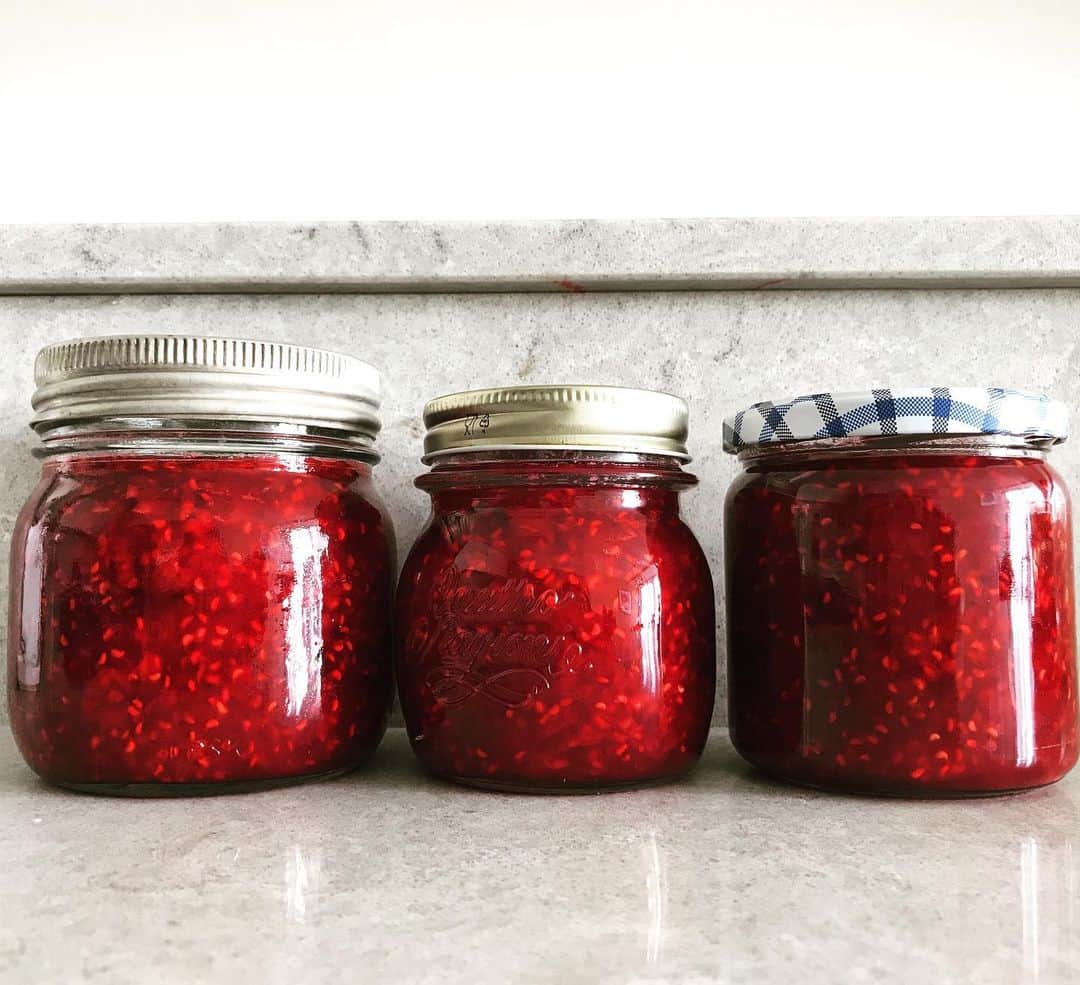 Rie's Healthy Bento from Osloのインスタグラム：「Preserving the taste of summer - homemade raspberry jam x 3 #homemade #jam #hjemmelaget #syltetøy #bringebær #norskmat #homecooked #bakeglede #自家製ジャム #instafood #confiture #confituremaison」