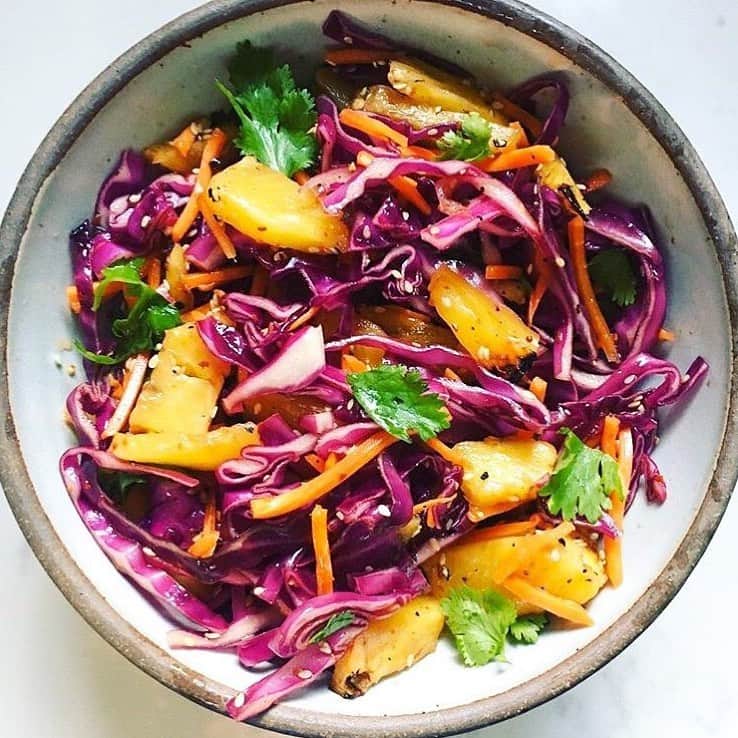 Food & Wineさんのインスタグラム写真 - (Food & WineInstagram)「Food Editor @jbrothersmiller just whipped up a little "charred" pineapple slaw before work, you know, as one does. 📷: @jbrothersmiller」8月15日 23時11分 - foodandwine