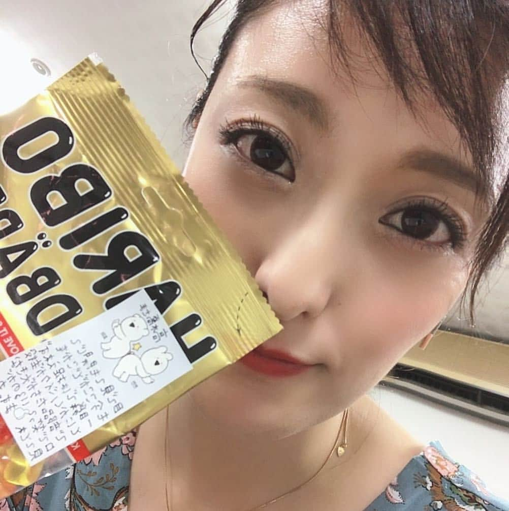 高橋麻美さんのインスタグラム写真 - (高橋麻美Instagram)「丸山桂里奈さんに“噂の駄菓子”いただいた！😍♥️♥️♥️ めっちゃ嬉しかったー♪ マメに手書きのメッセージまで♡  でも何を伝えたいのかはわからない🙄😁 #丸山桂里奈 #soccer #なでしこ #日本代表」8月15日 23時12分 - charmy421