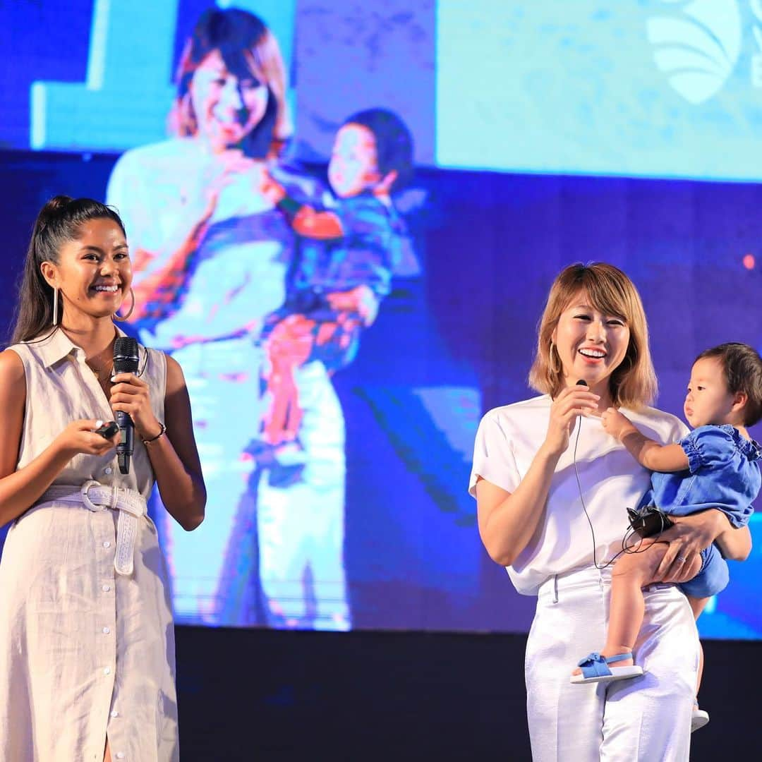 吉田ちかさんのインスタグラム写真 - (吉田ちかInstagram)「Presenting my thoughts on Guam at the Guam Travel Talks Summit! With Pudding!!﻿ ﻿ With over 300 people in Guam’s tourism and media industry, it was quite a fancy stage! I wasn’t planning on bringing her up with me, but she kept trying to get on stage during the presentation before us and plus, she’s got a bad case of separation anxiety these days (not letting other people hold her for long) so I didn’t really have a choice lol ﻿ ﻿ It was a little hard to concentrate with a baby in one arm lol but after our presentation I had a lot of people come up to me with compliments and some who told me they were inspired seeing a mom up on stage with her baby :) ﻿ ﻿ 連続投稿、失礼します！プリンと初登壇！🤣今回、グアム政府観光局とのコラボでグアムに行かせて頂いたのですが、私以外にも世界中からクリエイターが集まり、現地のクリエイターとチームになりグアムを周り、〆には感想をプレゼンするというプロジェクトでした。﻿ ﻿ グアムで観光関係やメディアのお仕事をされている方々が300人以上集まるイベントでびっくりするぐらい豪華なステージ！もともとプリンをステージに連れて行くつもりはなかったのですが😅 私たちの前のプレゼンから何回もステージに上がろうとしていたのと、最近ママから離れると泣いてしまうので、初めてプリンを抱っこしながら登壇しましたw ベビーフレンドリーなグアムだったので、みんな優しかったです❤️﻿ ﻿ 赤ちゃんを抱っこしながらのトークはちょっと大変でしたが (途中でピンマイクを取られたりw) 、登壇後に沢山の方にお声掛け頂き、ママでもこうやって働けるんだ！と思って勇気付けられたと言ってくれた方々もいました😊 自分のちょっとしたチャレンジが誰かにとってきっかけになるって嬉しいですね😆💕﻿ ﻿ #instaguam #guamtraveltalks #3枚目 #圧倒されて笑う余裕はなかったけどみんなに手はどうにか振れたプリン #プレゼン後 #私に話しかけてくれる方もいたけど #プリンの方が圧倒的に人気🤣」8月15日 23時15分 - bilingirl_chika