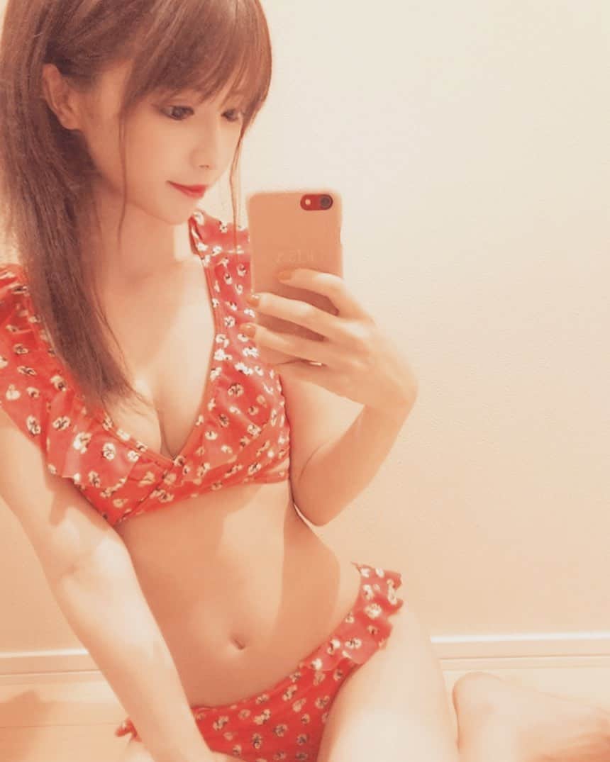 優月美羽さんのインスタグラム写真 - (優月美羽Instagram)「おNewの水着ちゃん👙 @lavia_official のだよん❤️ フリルに花柄一目惚れ🥰💓 . #セレクトショップ #selectshop #bikini #swimwear #summer #2019」8月15日 23時27分 - miu.yuzuki