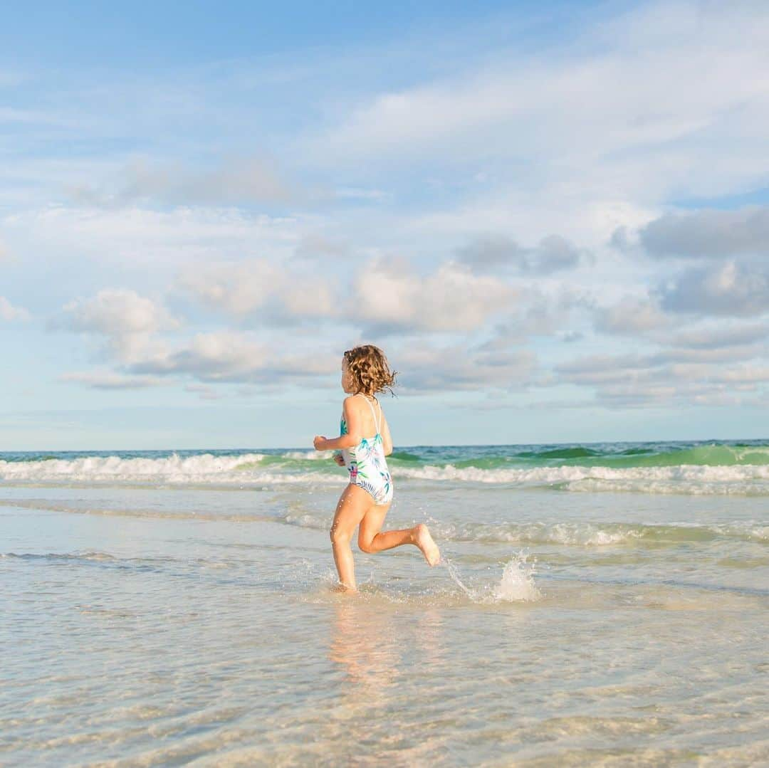 ニューヨーク・タイムズさんのインスタグラム写真 - (ニューヨーク・タイムズInstagram)「Trips to the beach are one of the enduring delights of summer. The blankets and umbrellas, the briny air, the rhythmic waves. From the shores of Rhode Island to California, to the Lake of the Ozarks, to Hawaii and the Florida Panhandle, this summer we took a look at some of the best beaches in America — and for those of you who prefer pools, we’ve got you covered, too. Visit the link in our bio to read up on which #beaches and #pools you should keep on your radar for this last stretch of summer. @annabellerosephoto, @rdiazphoto, @marcogarciaphotography, @annapetrow, and @allegraanderson took these photos.」8月15日 23時23分 - nytimes