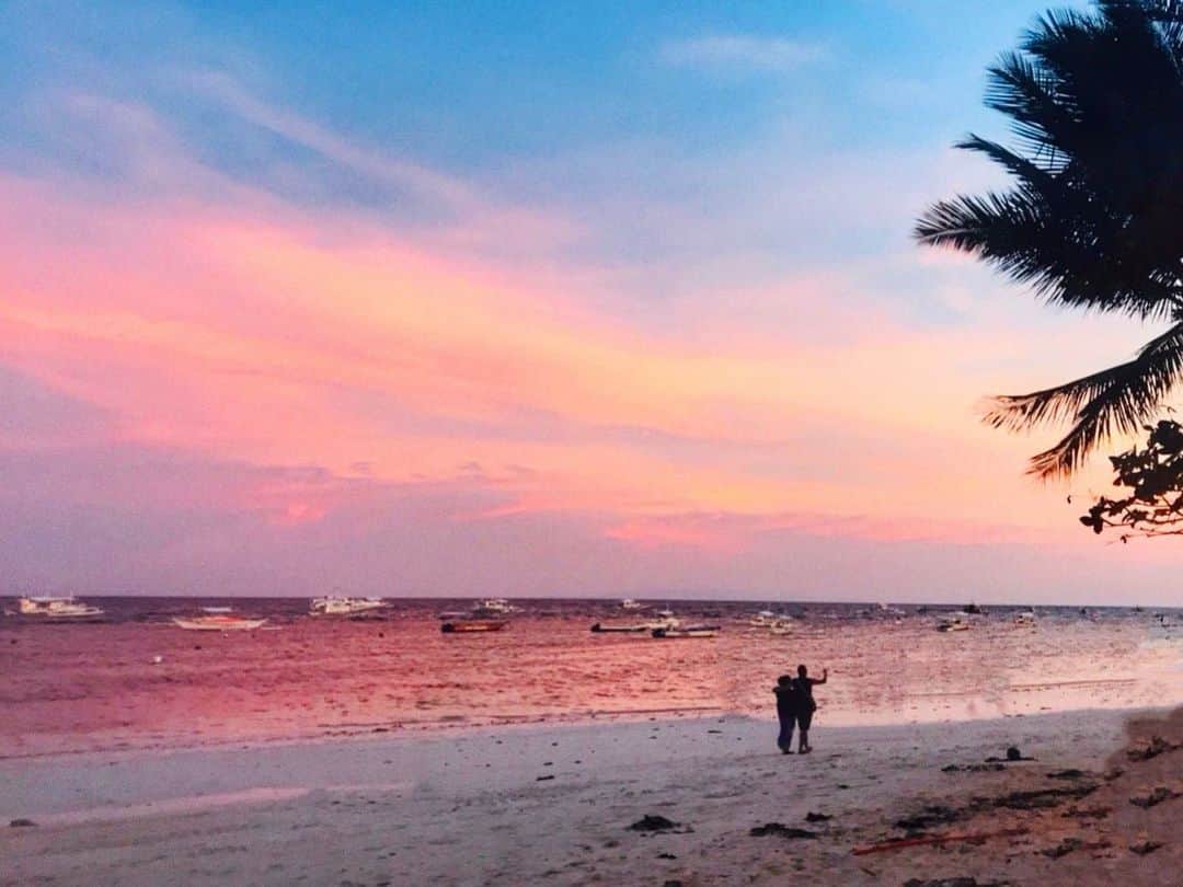 kailynne Zhangさんのインスタグラム写真 - (kailynne ZhangInstagram)「You deserve someone who looks at you the same way you look at pink skies💗」8月15日 23時24分 - kkln_