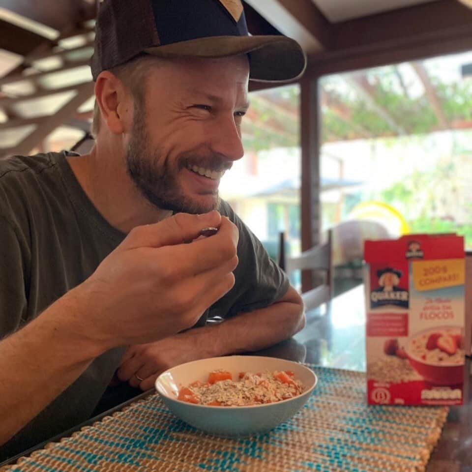 Rodrigo Hilbertさんのインスタグラム写真 - (Rodrigo HilbertInstagram)「Pode dar um reforço antes do almoço? kkkkkk Uma fruta com o supergrão: aveia Quaker. Fácil de fazer, muito nutritivo e melhor, qualquer hora do dia...e lembrando: 3 colheres de aveia Quaker ajudam a reduzir o colesterol #3ColheresQuaker @quakerbrasil #ad  https://www.quaker.com.br/receitas/」8月15日 23時26分 - rodrigohilbert