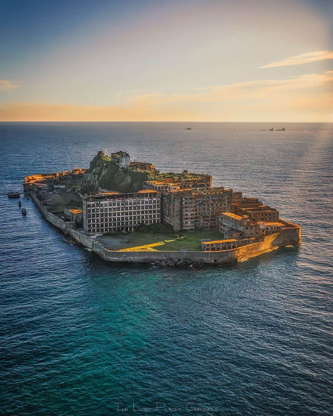 啝 （わ）のインスタグラム：「The Island in the Golden time 𓆲 𓆲 𓆲 #droneoftheday #djimavicpro #djiglobal #drone #dronephotography #dronestagram #dji #topdronephotos #fromwhereidrone #wedroneasia #droneosoar #skyhilife  #japan_urbex #JJ_URBEX #made_in_decay #kf_urbandonedmasks #KINGS_ABANDONED #m3xtures #Meistershots #moodygrams #nature_takes_over #natures_reclaim #ominous_perfection #pr0ject_uno #rsa_preciousjunk #savethedecay #sfx_decay」
