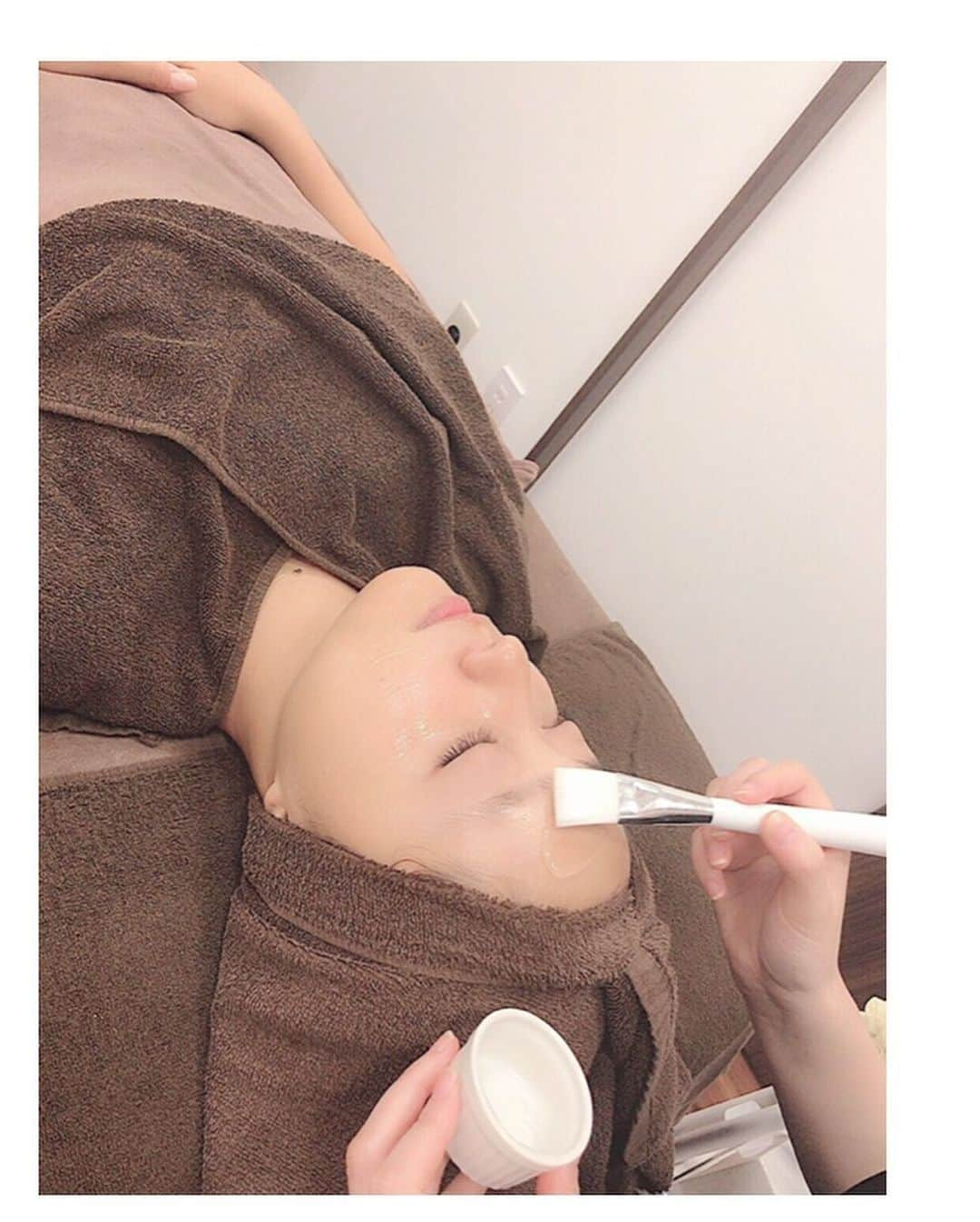 堤ゆきみさんのインスタグラム写真 - (堤ゆきみInstagram)「お肌がとっても綺麗なお友達に勧められて #東京トータル美容クリニック で初めての#ピーリング#TOXPEEL を受けてきました🥰﻿ ﻿ お肌のターンオーバを促して、毛穴の開き・シミ・くすみ・ニキビ・コラーゲン生成・たるみ改善にも繋がるそう。﻿ ﻿ 最近は日焼けをしてしまってお肌も荒れていたから、整えるためにも定期的に通ってお肌を改善したいと思います✨ ﻿ お友達も含めて、スタッフさんもお肌が陶器みたいに綺麗だったのでそうなれるように頑張ろう...❤︎﻿ ﻿ #東京トータル美容クリニック #ピーリング #TOXPEEL #久保田全 #美容 #銀座﻿」8月15日 23時31分 - yukimi_tsutsumi