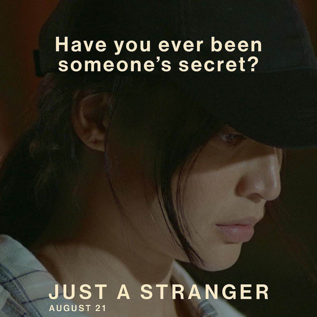 アン・カーティスのインスタグラム：「Late night thoughts. So, have you? 🤔 SAKIT naman 💔. 6 days to go. August 21. #JustAStranger」