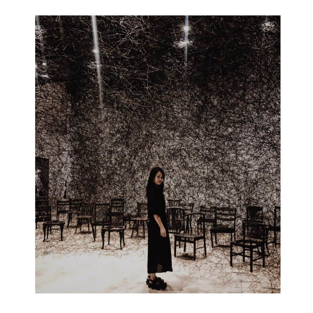 阿井莉沙さんのインスタグラム写真 - (阿井莉沙Instagram)「塩田千春展「魂がふるえる」﻿ ﻿ “糸はもつれ、絡まり切れ、解ける。﻿ それは、まるで人間関係を表すように、私の心をいつも映し出す。” ----塩田千春﻿ ﻿ 目に見えない想いが糸によって表現される世界。  繊細な糸が絡み合い作り出された作品から様々な想いを感じました🌝 ﻿ #塩田千春展 #塩田千春 #塩田千春展魂がふるえる #糸#個展 #たくさんUPしたい写真があるのに #なかなか投稿できておらず #頑張って投稿しようと思います😂」8月15日 23時35分 - ai_risa910