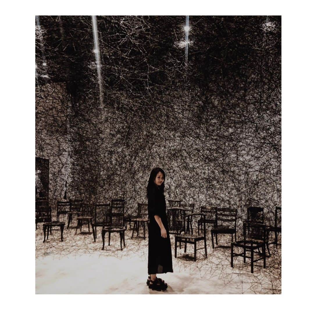 のインスタグラム：「塩田千春展「魂がふるえる」﻿ ﻿ “糸はもつれ、絡まり切れ、解ける。﻿ それは、まるで人間関係を表すように、私の心をいつも映し出す。” ----塩田千春﻿ ﻿ 目に見えない想いが糸によって表現される世界。  繊細な糸が絡み合い作り出された作品から様々な想いを感じました🌝 ﻿ #塩田千春展 #塩田千春 #塩田千春展魂がふるえる #糸#個展 #たくさんUPしたい写真があるのに #なかなか投稿できておらず #頑張って投稿しようと思います😂」