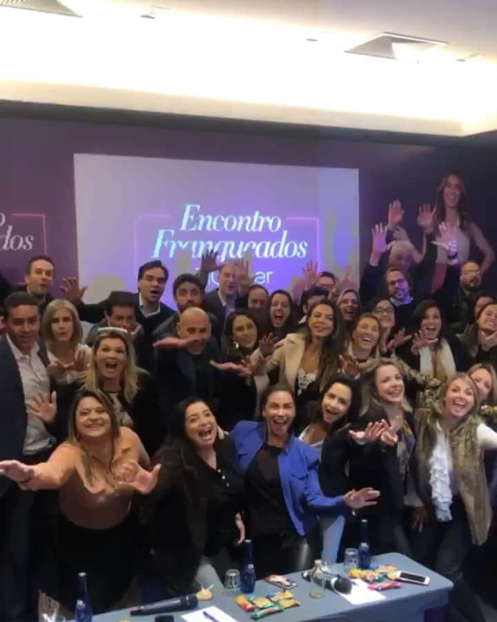 のインスタグラム：「Começando o dia feliz na nossa convenção @giolaseroficial. Com muito gás, novidades, foco e paixão. Que bom ver esse time todo reunido! Obrigada parceiros e equipe! Que venha o segundo semestre!✨🎉❤️🌹🌈✨#giolaser」