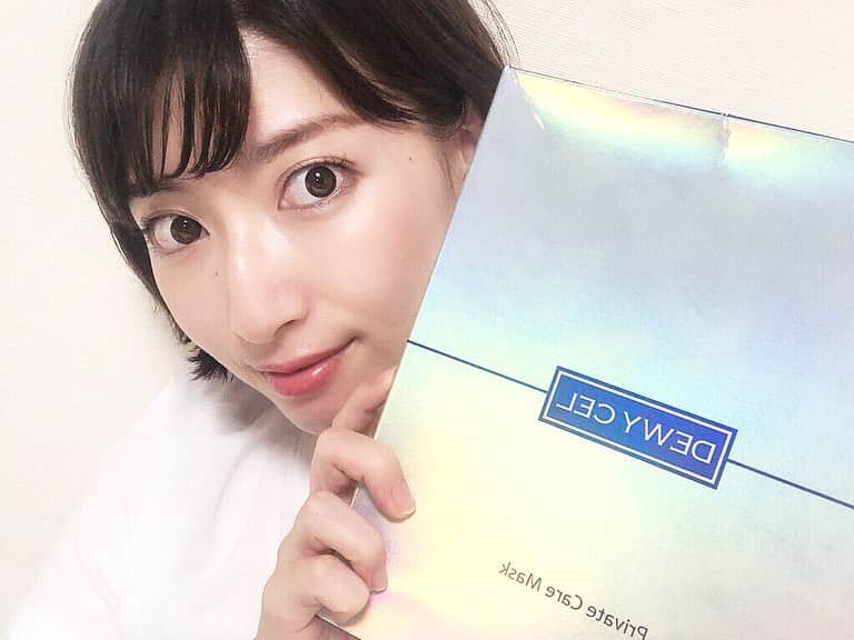 のインスタグラム：「引き続きハマり中の韓国美容事情🇰🇷﻿ ﻿ 最近お試ししたものを紹介❤︎﻿ ﻿ ■DEWYCEL (@dewycel_japan )﻿ プライベートケアマスク﻿ ﻿ ↪︎週に一度で7日分の栄養をチャージできるフェイシャルマスク。﻿ &ROSYで美容家の石井美保さんがおすすめしていて、すごく気になっていたもの♡﻿ ﻿ ピーリングパッドで顔の角質を拭き取ってから 顔上下別々のパックをする3ステップなので 浸透力が高いのがポイント。﻿ 植物幹細胞成分のおかげか、 翌朝のお肌はパッと明るくハリが出て 活き活きした感覚が✨﻿ ﻿ 今はスキンケアにも なかなかゆっくり時間が割けないので、 貼るだけでケアをお任せできる 高機能シートマスク様々です🙏🏻💗﻿ 今までは韓国の免税店でしか買えなかったけれど、 最近Amazonでも購入できるようになったみたいなのでなくなってもすぐ買い足せるから嬉しいな☺️﻿ ﻿ #デュイセル #DEWYCEL #デュイホリック #DEWYHOLIC #シートマスク #preciousvaluabledewycel」
