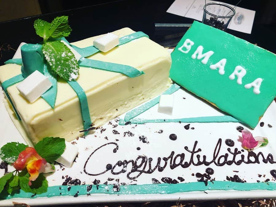 宮崎宣子さんのインスタグラム写真 - (宮崎宣子Instagram)「EMARA のケーキが出てきてびっくり✨✨ 宮崎の先輩、河野さんとお店のシェフのご配慮で本当に感動しました❣️ いつも本当にありがとうございます✨✨✨ #emara #emaraorganic #emaraケーキ #手作りケーキ #デコレーションケーキ #サプライズ #感謝」8月15日 23時37分 - miyazaki_nobuko