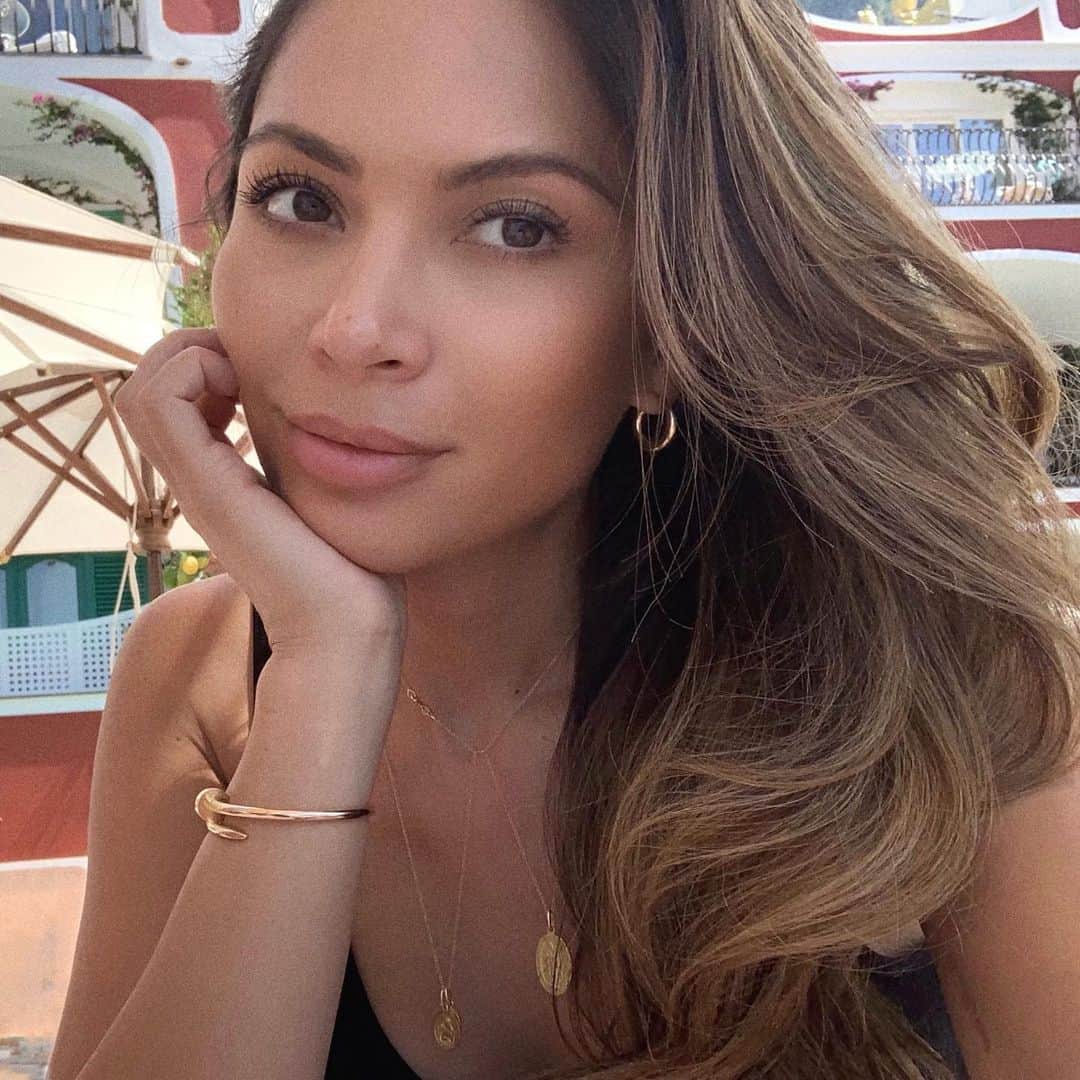 Marianna Hewittのインスタグラム：「summer makeup = less makeup 😅 #sweating」